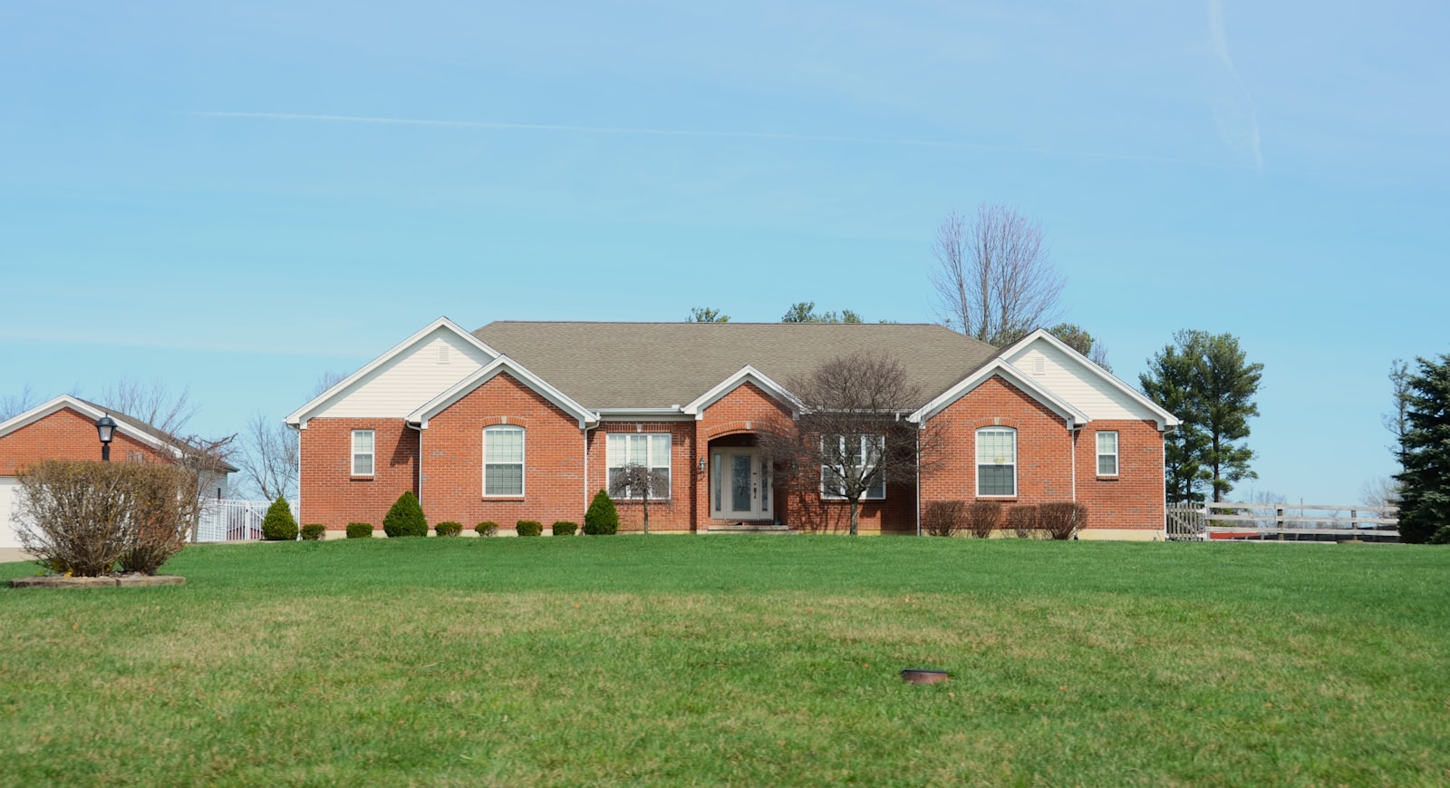 Brick North Houston home with a freshly manicured front lawn.